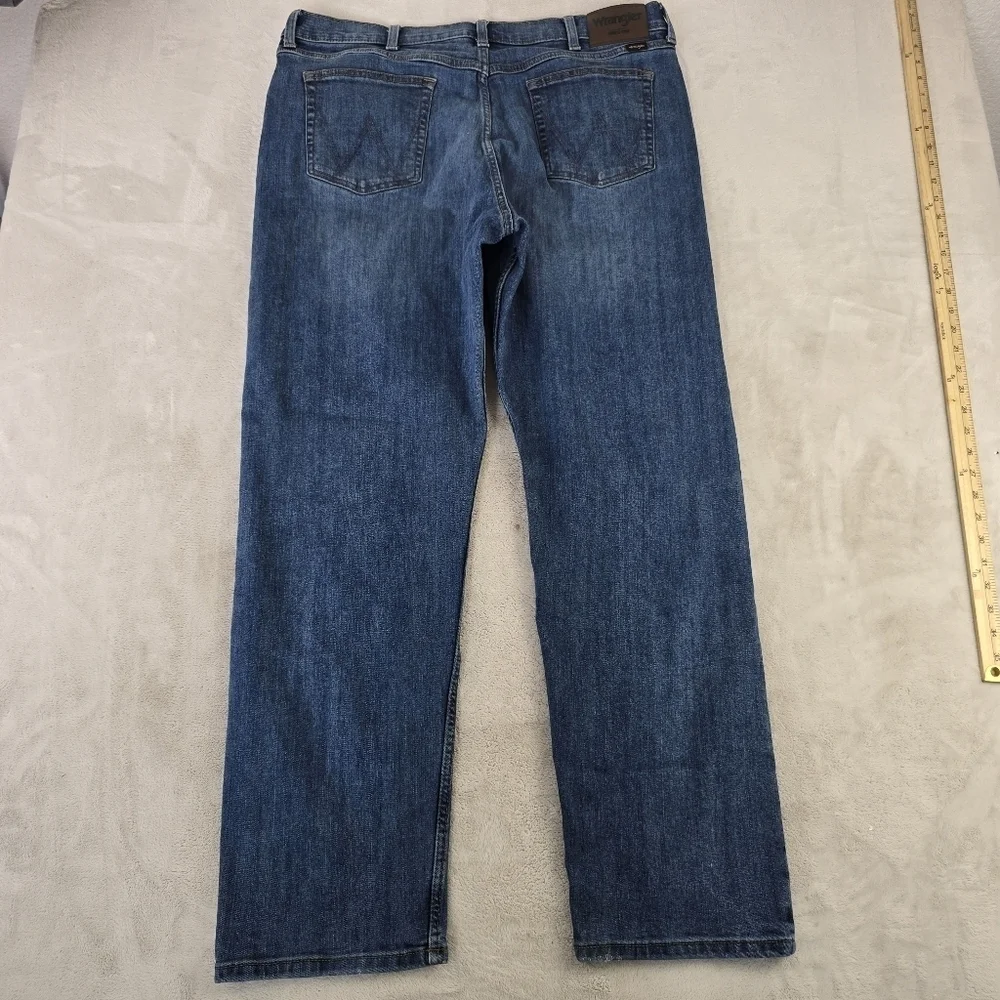 Wrangler Men's Relaxed Fit Blue Straight Jeans Sz 38x31
